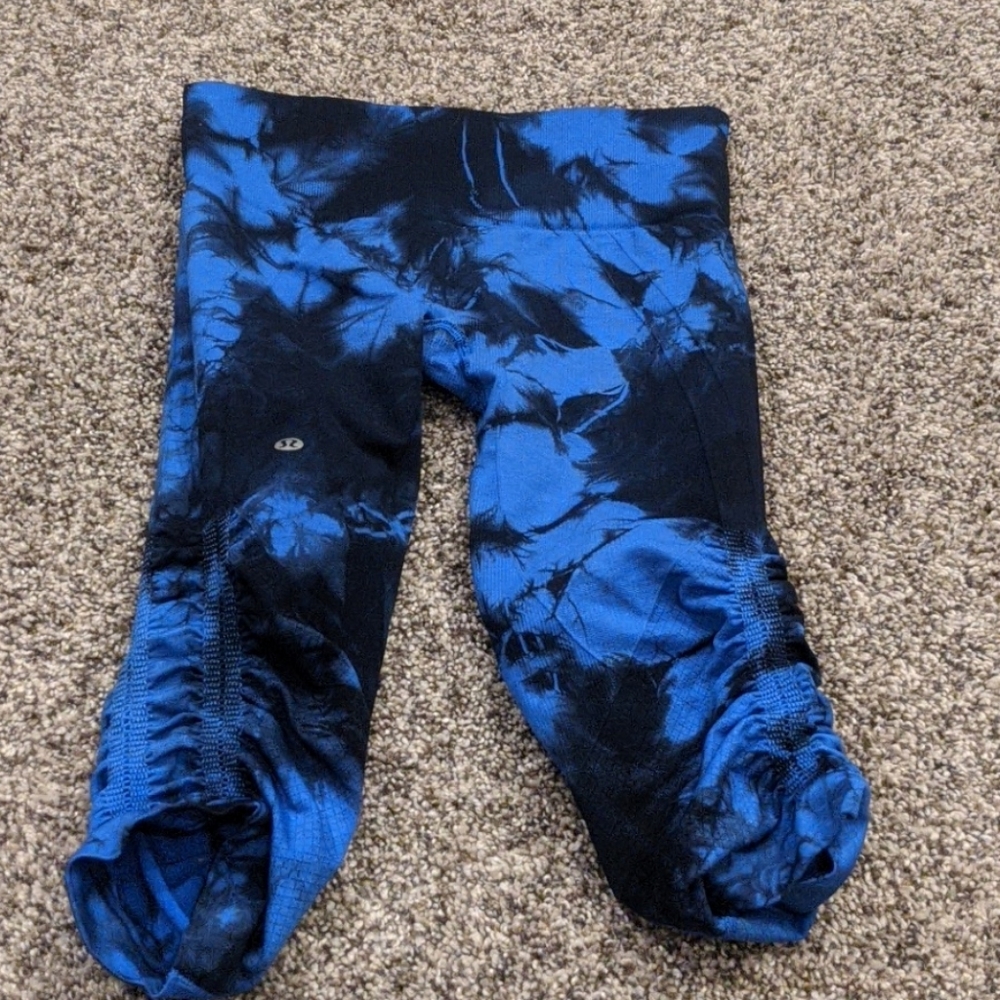 Lululemon blue tie dye crop legging